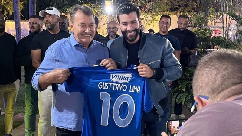 Em festa, Gusttavo Lima exalta Pedro Lourenço, gestor do Cruzeiro