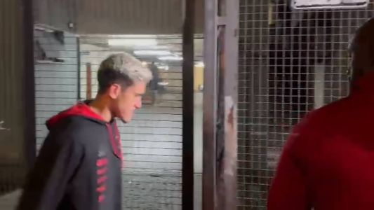 Pedro, atacante do Flamengo, na chegada para prestar queixa contra auxiliar de Sampaoli