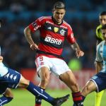 Atacante do Flamengo sofre entorse e é desfalque contra o Athletico