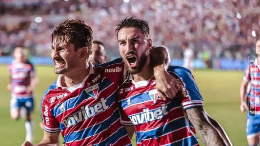 Pedro Augusto e Lucero (à direita) comemoram gol Do Fortaleza na vitória sobre o Coritiba