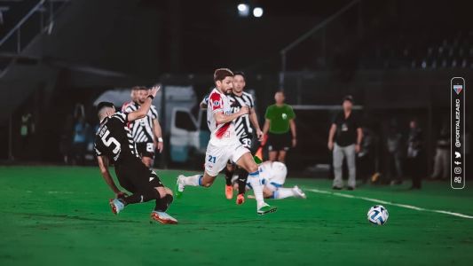 Pedro Augusto em ação pelo Fortaleza contra o Libertad, em Assunção