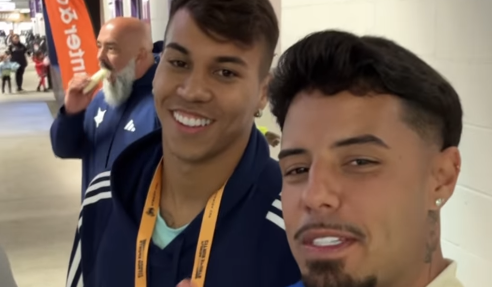 Kaio Jorge presenteia influencer atleticano com camisa do Cruzeiro e faz ‘exigência’