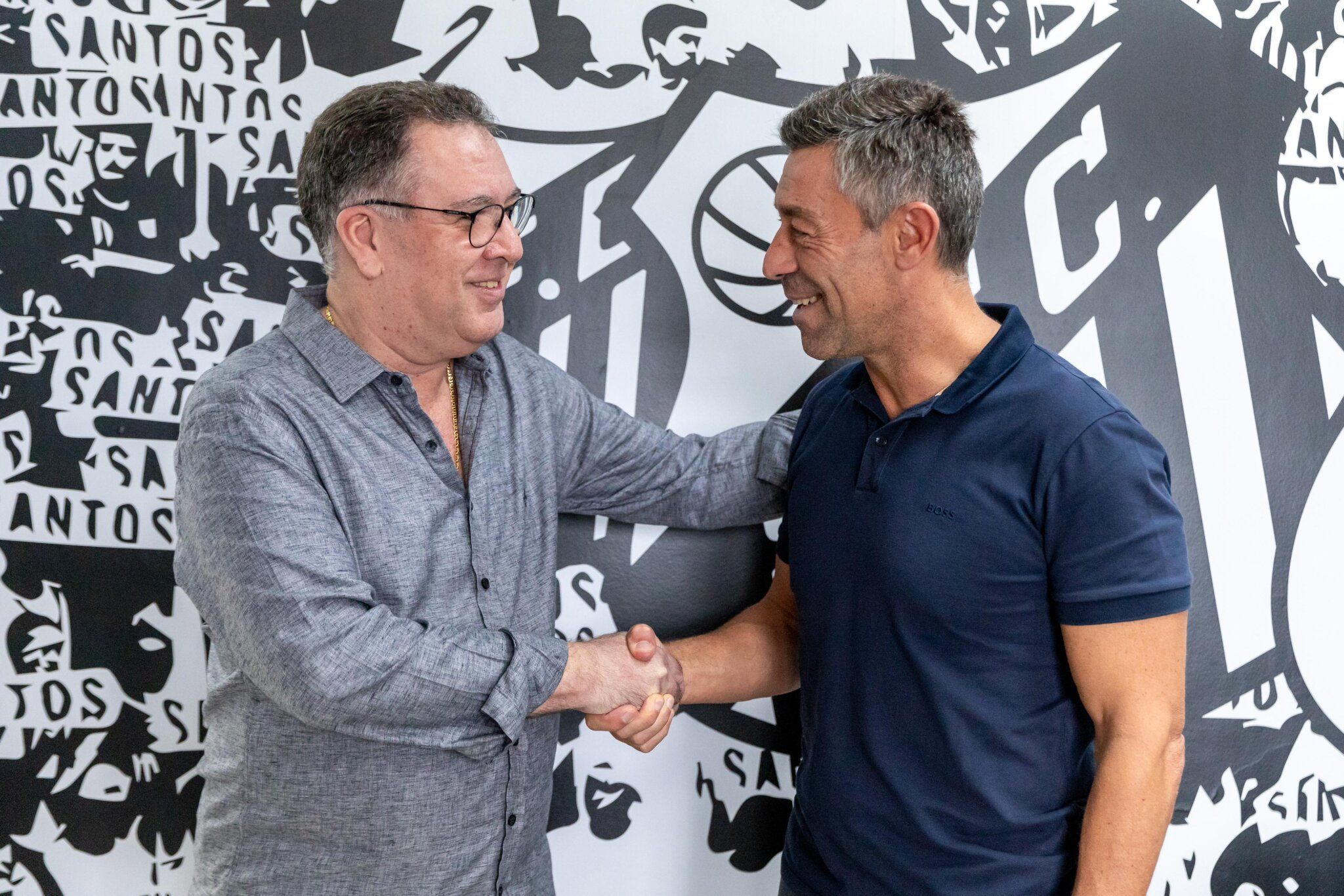 Pedro Caixinha chega ao Santos e conhece estrutura do clube