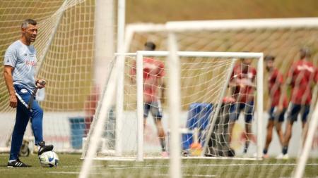 Pedro Caixinha, técnico do Bragantino, durante treinamento