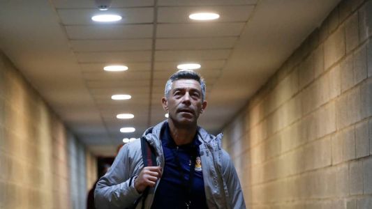 Pedro Caixinha, técnico do Bragantino, chega a estádio na Argentina para jogo contra o Estudiantes