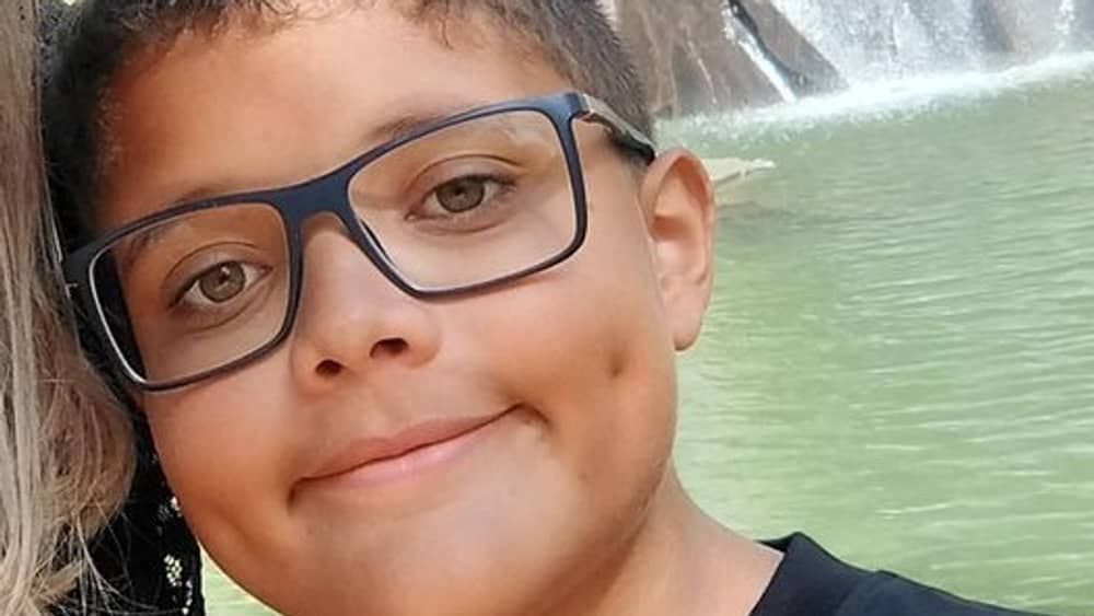 Menino de 11 anos morre após bater bicicleta em caminhão no interior de Minas