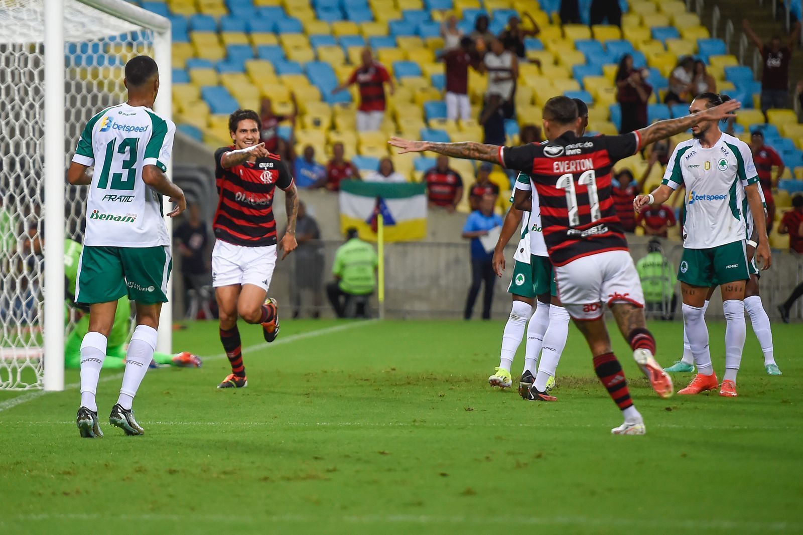 Flamengo goleia o Boavista com facilidade e volta à liderança do Campeonato Carioca