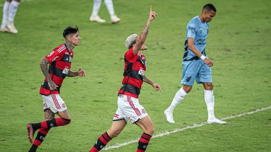 Pedro comemorando o gol diante do Athletico, no Maracanã, pelo Flamengo