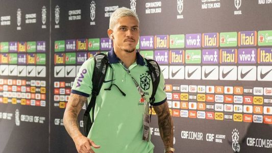 O centroavante Pedro defendendo a Seleção Brasileira