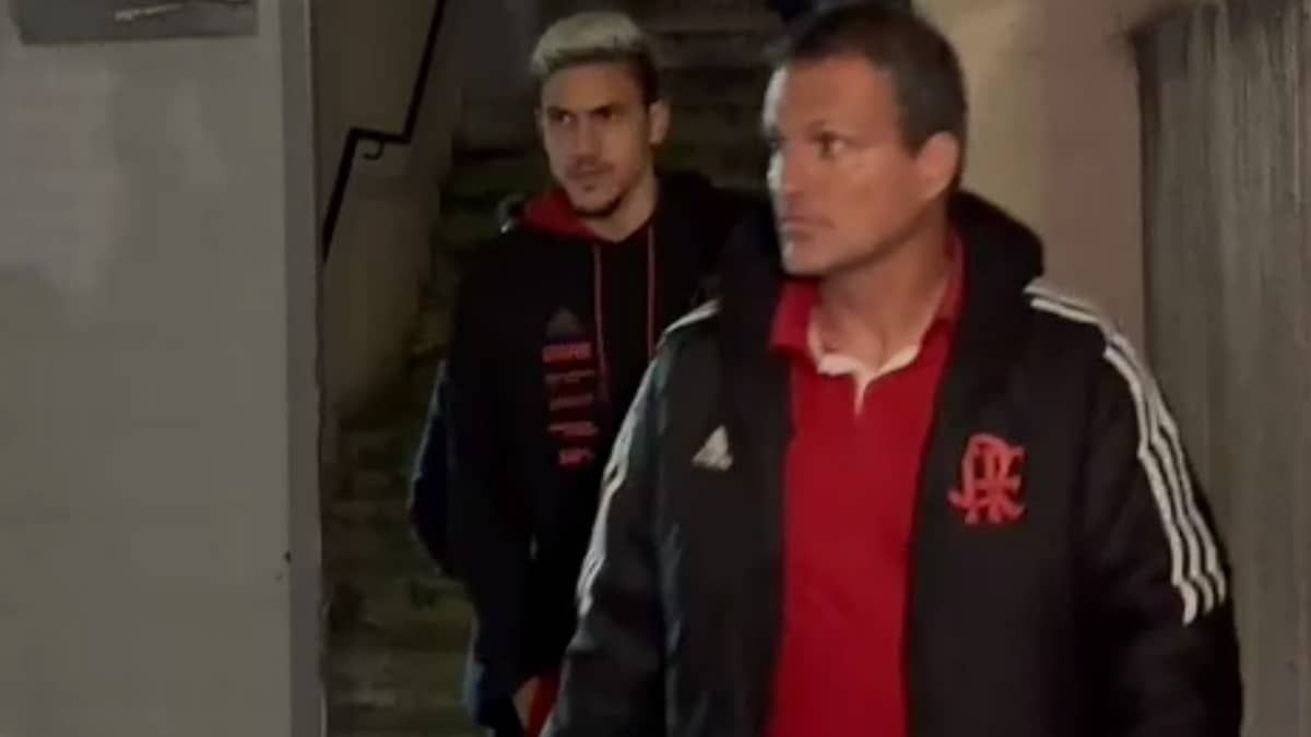 Pedro, do Flamengo, deixa delegacia de madrugada após prestar queixa por agressão