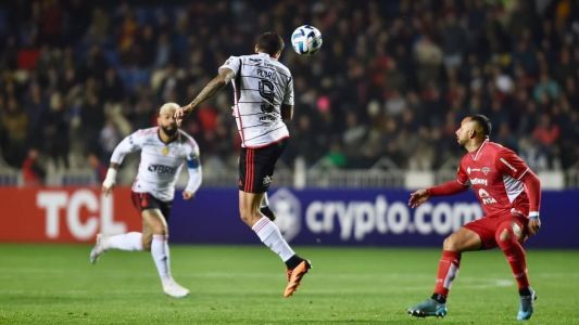 Pedro, do Flamengo, em ação contra o Ñublense