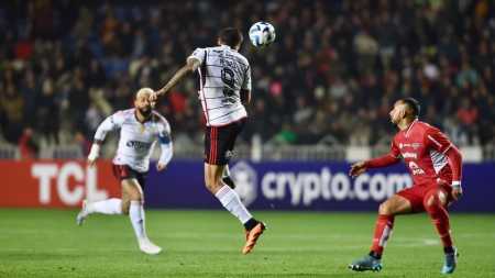 Pedro, do Flamengo, em ação contra o Ñublense