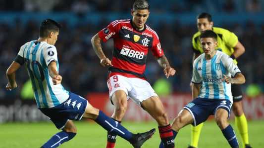 Pedro, do Flamengo, em ação contra o Racing