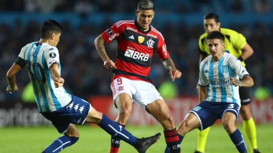 Pedro, do Flamengo, em ação contra o Racing