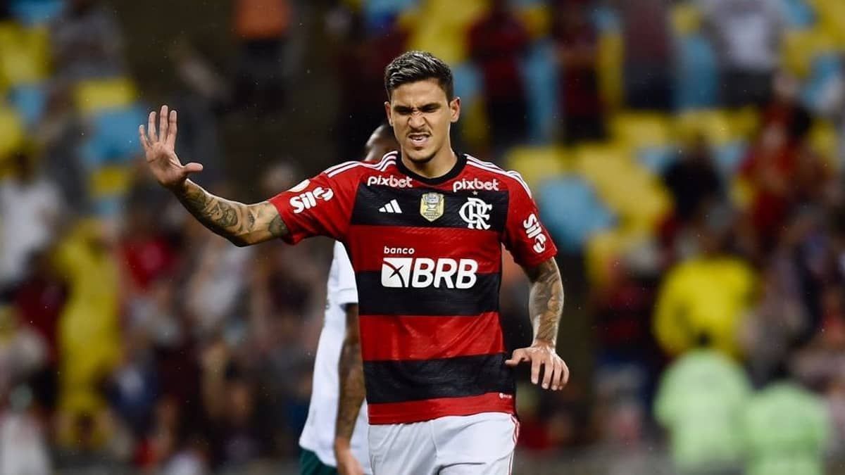 Pedro sente dores, é substituído e vira preocupação no Flamengo