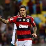 Pedro sente dores, é substituído e vira preocupação no Flamengo