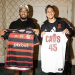 Pedro troca camisas com astro da NBA e revela novo uniforme do Flamengo; veja