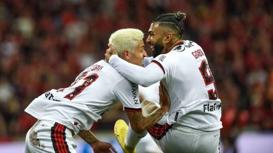 Pedro e Gabigol comemorando a vitória sobre o Athletico, na Copa do Brasil de 2022, na Arena da Baixada