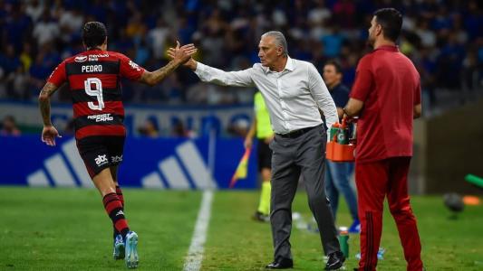 Pedro e Tite comemorando o gol contra o Cruzeiro, no Mineirão
