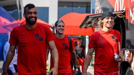 Pedro, entre Fabrício Bruno e David Luiz, no embarque para Cuiabá