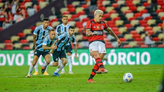 Pedro fez um dos gols do Flamengo no confronto com o Grêmio em 2021