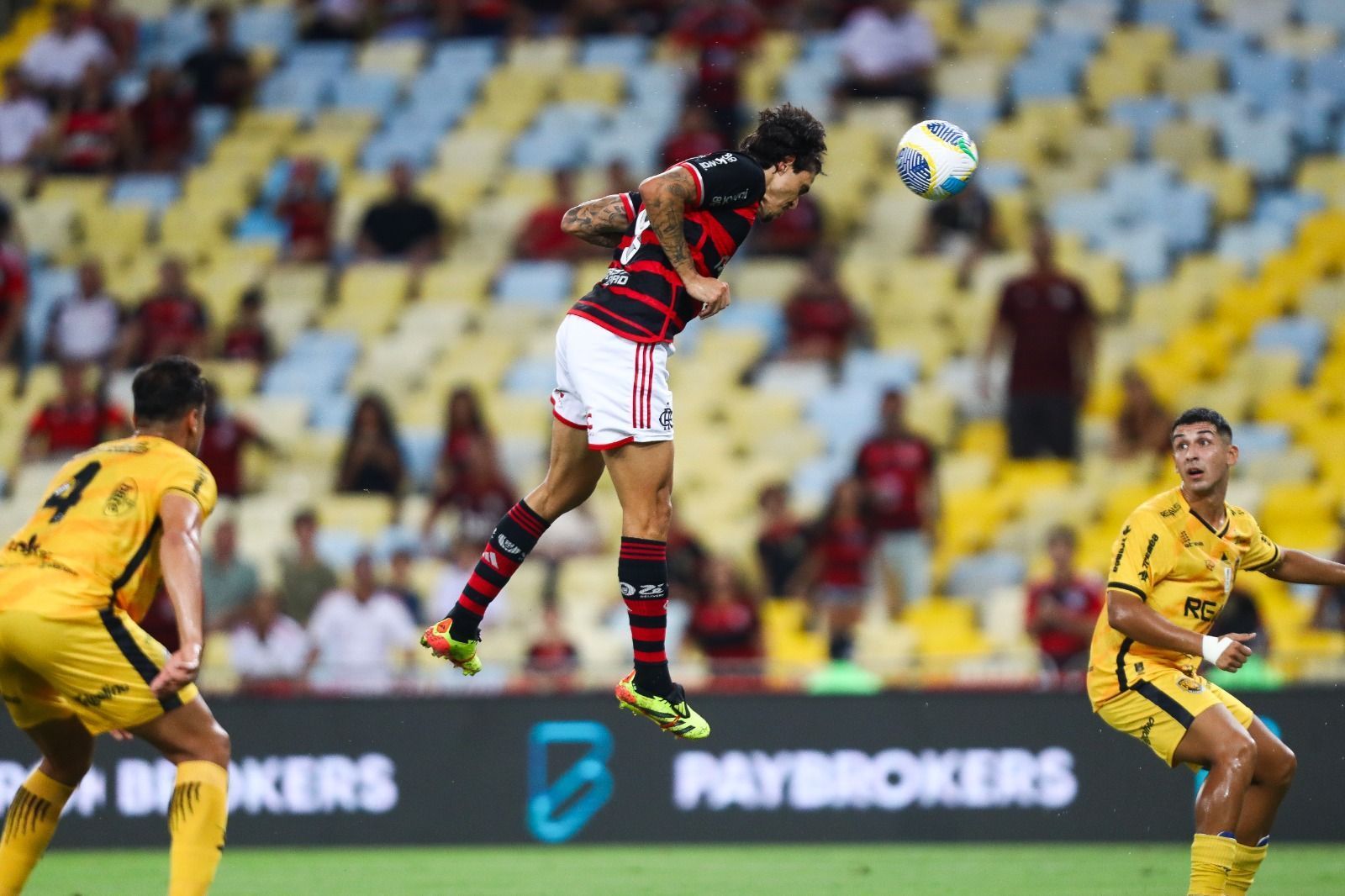 Na volta de Gabigol, Flamengo vence o Amazonas sob vaias no Maracanã