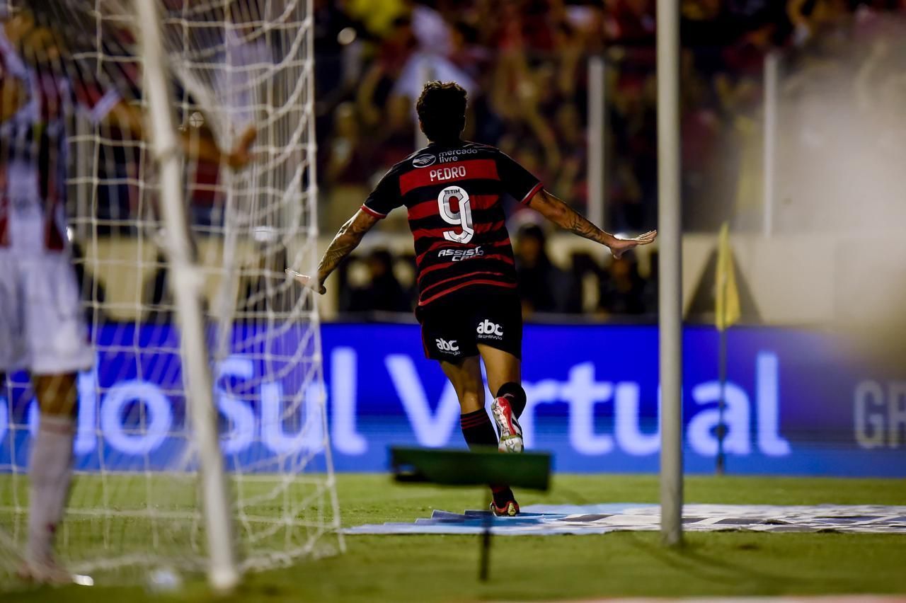 Com três gols de Pedro, Flamengo vence o Bangu e assume liderança do Carioca