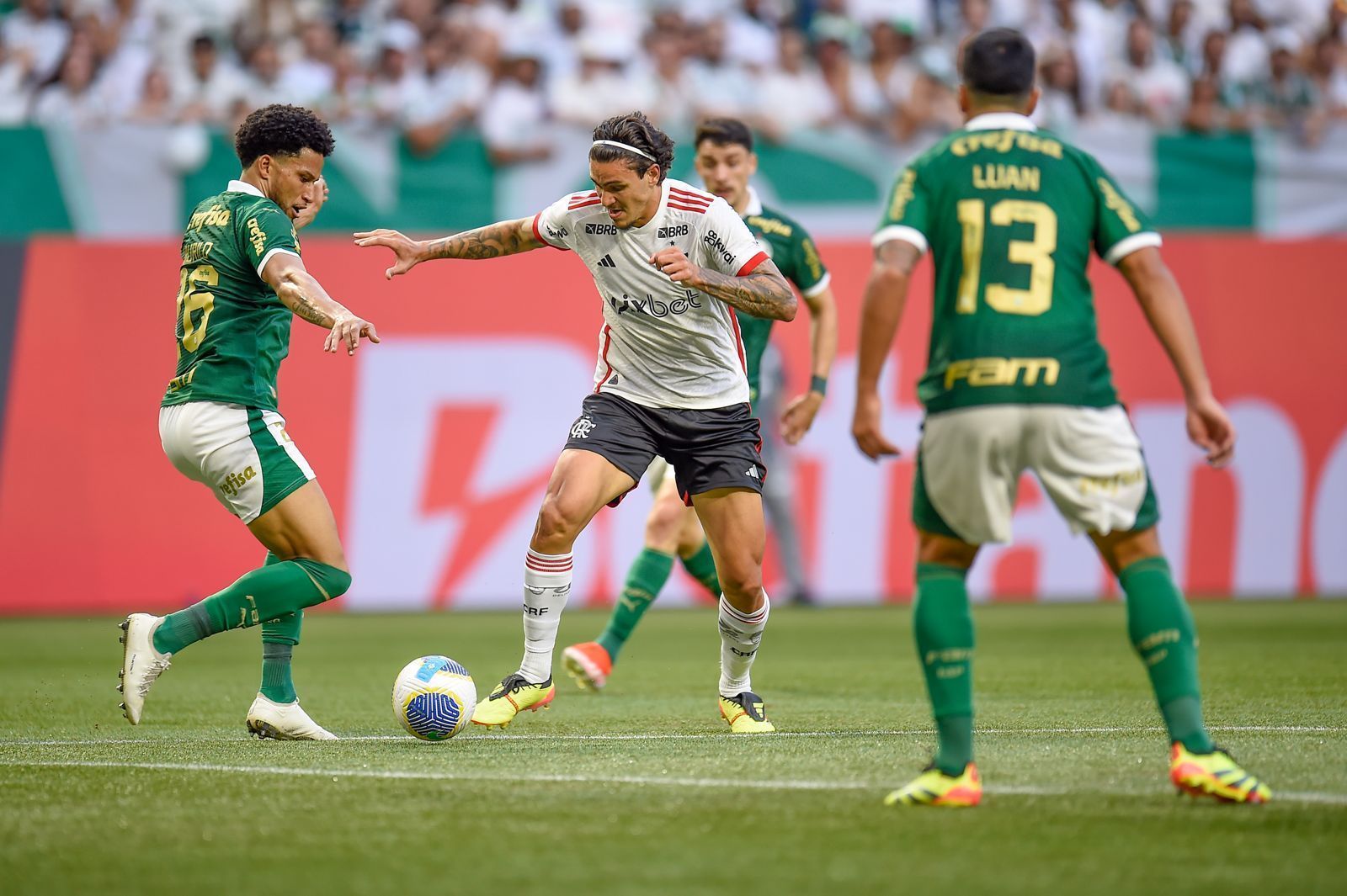 Tite critica cusparada de torcedor do Palmeiras e explica mudanças no Flamengo