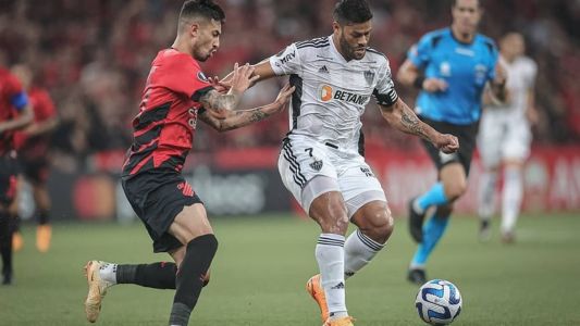 Pedro Henrique e Hulk em disputa de bola no jogo pela Libertadores