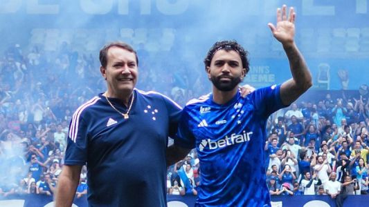 Pedro Lourenço e Gabigol durante apresentação oficial do atacante no Cruzeiro • Gustavo Aleixo/Cruzeiro