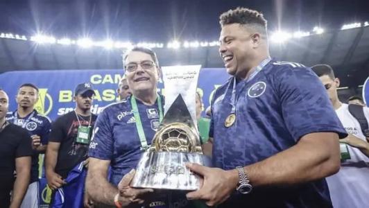 Pedro Lourenço e Ronaldo durante premiação da Série B de 2022