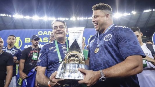 Pedro Lourenço e Ronaldo posam para foto enquanto seguram o troféu da Série B