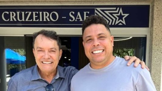 Pedro Lourenço e Ronaldo posam para foto na Toca da Raposa II, em Belo Horizonte