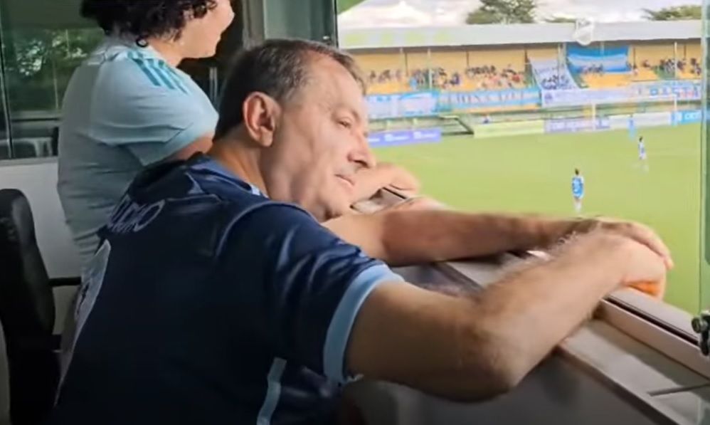 Pedrinho assiste à goleada do Cruzeiro no Brasileirão Feminino