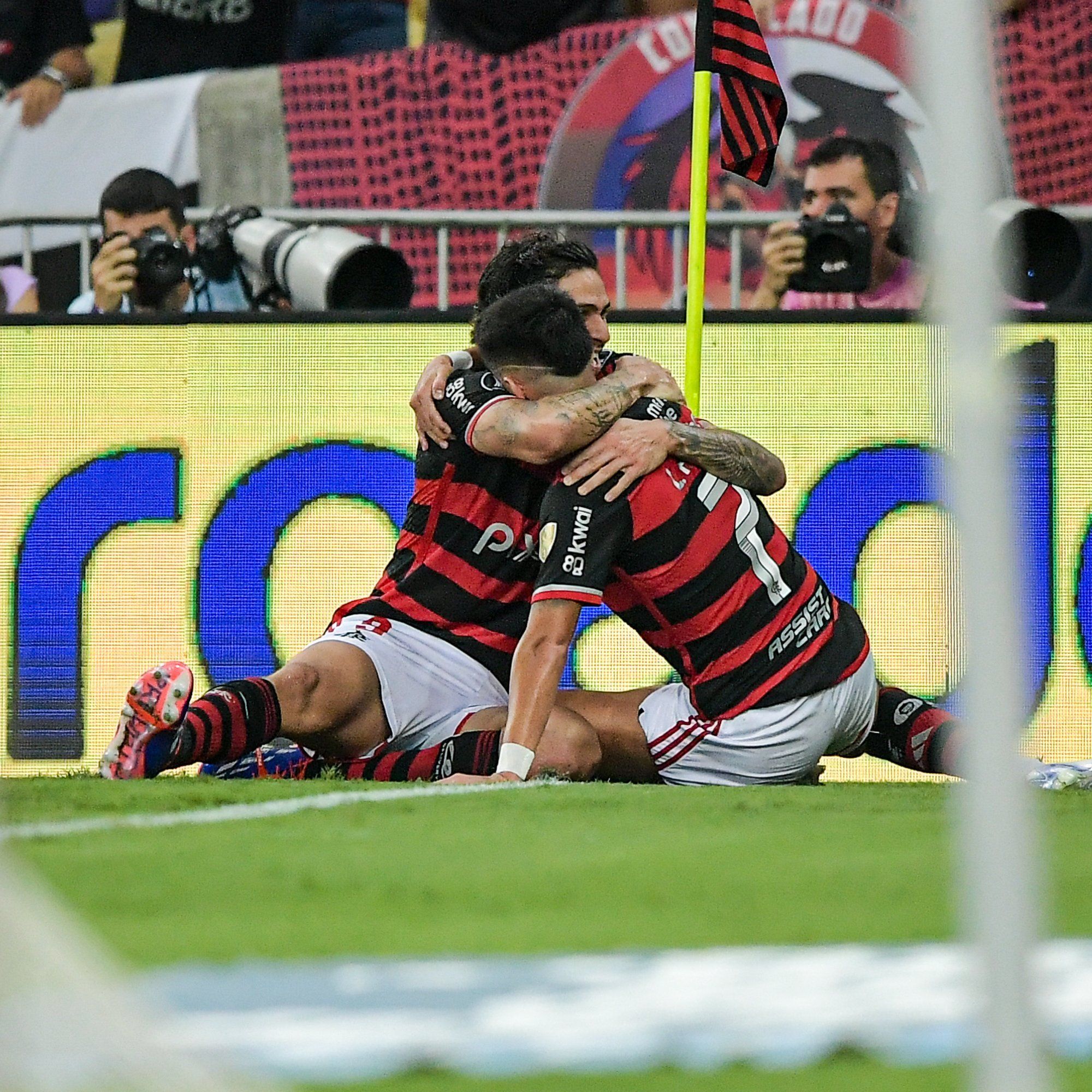 Pedro deixa a partida contra o Bolívar e torna-se dúvida no Flamengo