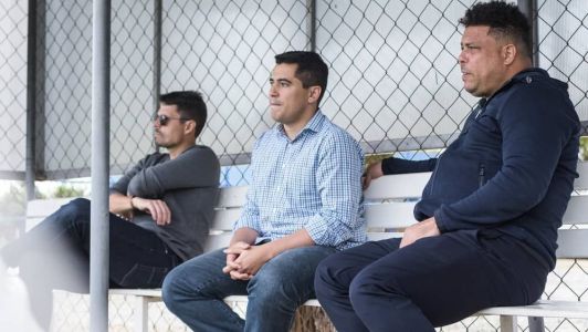 Pedro Martins (centro) e Ronaldo (direita) em treino na Toca da Raposa II