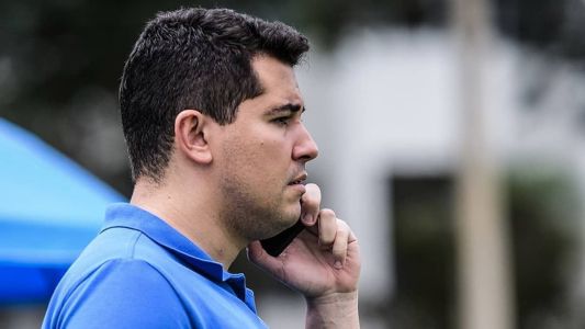 Pedro Martins, diretor de futebol do Cruzeiro, marcou presença durante o treino