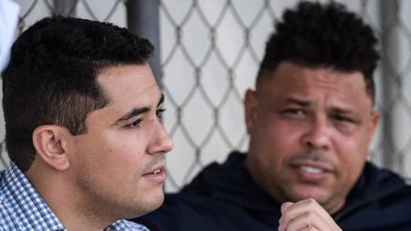 Pedro Martins e Ronaldo conversam durante treino do Cruzeiro na Toca II, em BH