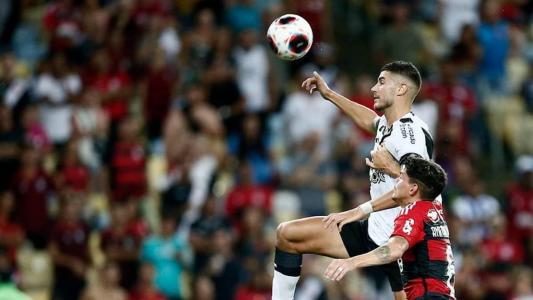 Pedro Raul, do Vasco, e Ayrton Lucas, do Flamengo, em disputa no Maracanã
