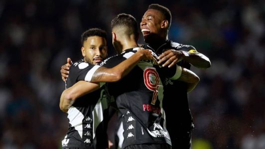 Pedro Raul marcou os dois primeiros gols pelo Vasco nesta quinta-feira (2)