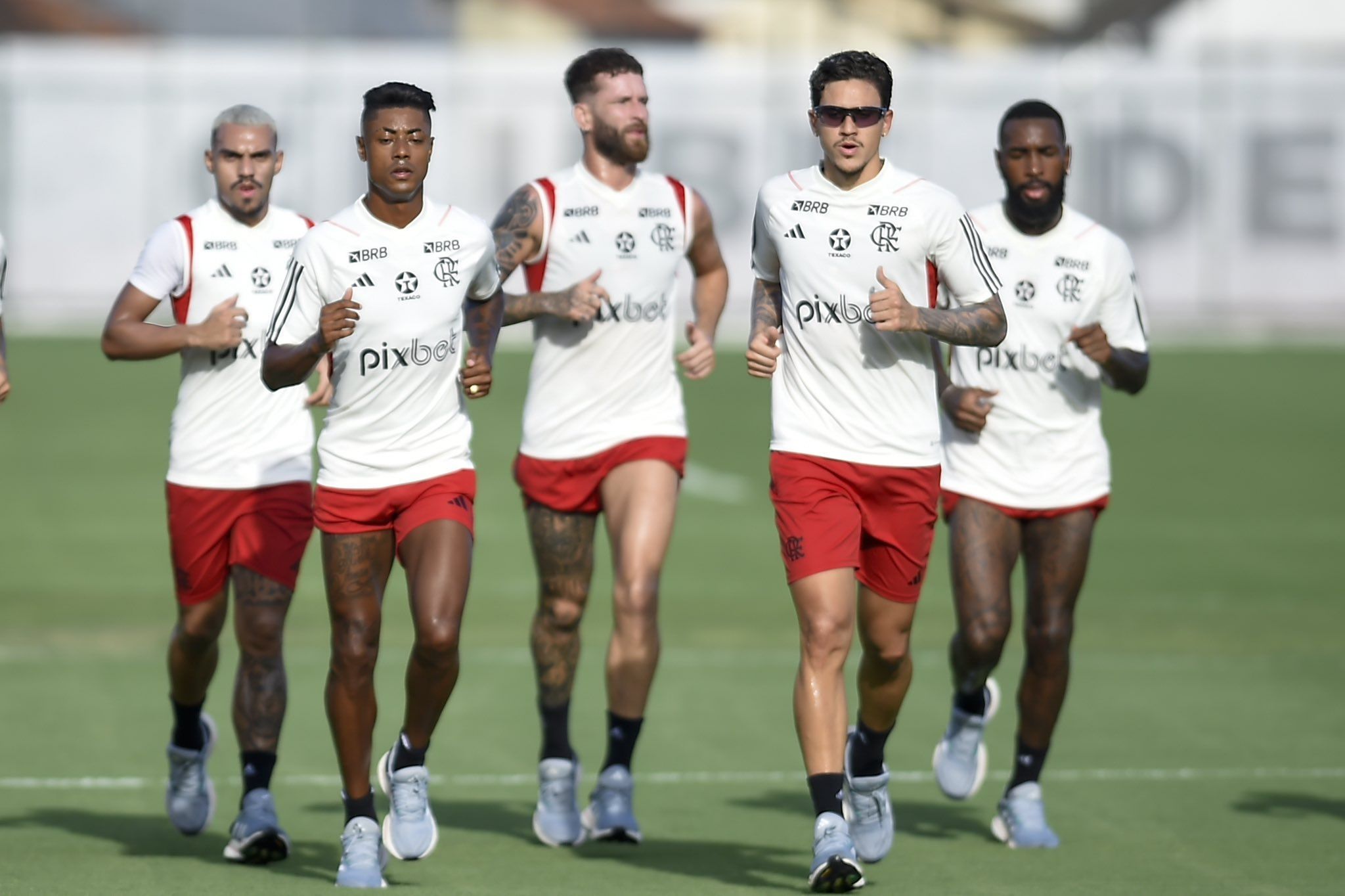 Após cirurgia, Pedro inicia pré-temporada do Flamengo com óculos de proteção