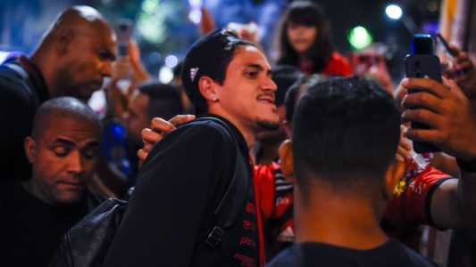 Pedro recebendo o carinho da torcida do Flamengo em Belo Horizonte