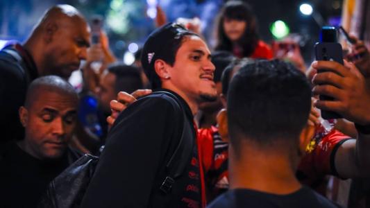 Pedro recebendo o carinho da torcida do Flamengo em Belo Horizonte