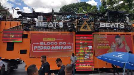 Foto mostra trio elétrico que será usado por Pedro Sampaio em Belo Horizonte