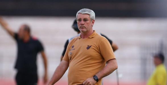 Odair Hellmann durante a vitória do Athletico-PR sobre o Botafogo-SP