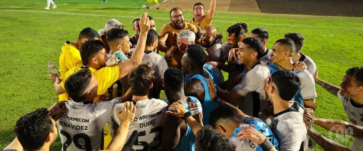 Athletico-PR comemorando a vitória sobre o Botafogo-SP na Arena Nicnet, em Ribeirão Preto