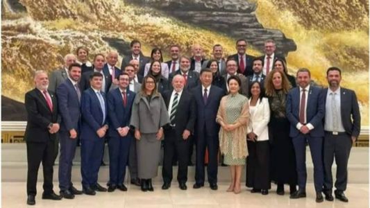 Pedro Stédile, líder do MST, está fila de cima sendo o quarto da direita para a esquerda