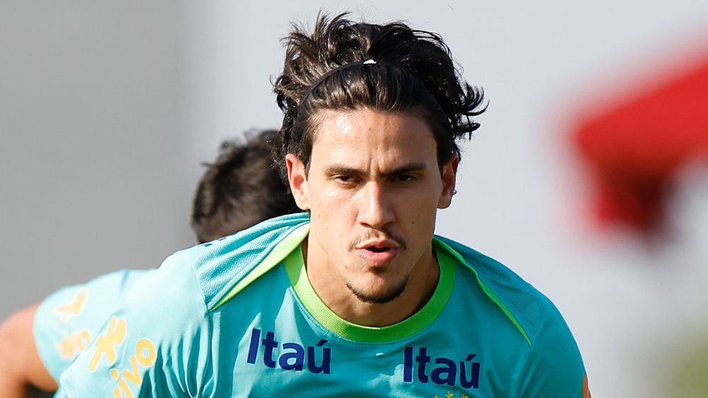 Após torção, Pedro deixa treino mais cedo e vira dúvida na Seleção Brasileira