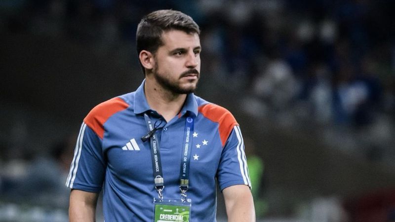 Dirigente anuncia saída do Cruzeiro, e jogadores reagem