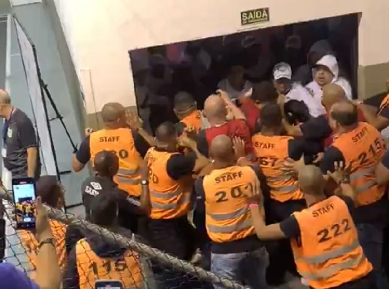 Organizada tenta invadir eleição do Santos, e Tropa de Choque da PM intervém